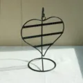 Elegante soporte de metal negro en forma de corazón para exhibir pendientes con agujeros. - Negro