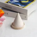 Elegante expositor de joyas de madera en forma de cono con terciopelo beige para anillos - Terciopelo Beige / Beige