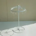 Soporte giratorio de hierro blanco para pendientes y collares con 15 ganchos - Blanco