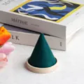 Soporte para joyas cónico con terciopelo verde y base de madera para pulseras - Terciopelo Verde / Verde