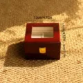Caja de madera roja para relojes con dos ranuras y ventana, medidas 12x11x8 cm - 2 Ranuras Rojo Brillante Interior Beige