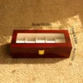 Las dimensiones detalladas de este estuche de lujo para 5 relojes en madera lacada roja - 5 Ranuras Rojo Brillante Interior Beige