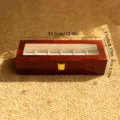 Vista superior de una caja de madera lacada roja para relojes, mide 31,5x11x8 cm. - 6 Ranuras Rojo Brillante Interior Beige