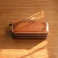 Dettaglio della scatola vintage in pelle marrone per orologi con cuciture bianche e zip - 2-slot / Marrone