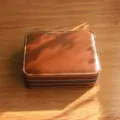 Primo piano di una scatola per orologi in pelle marrone vintage con cuciture bianche. - 4 Slot / Marrone