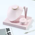 Juego de exhibidores de joyas de cuero PU rosa con busto de collar y soportes - Diseño de una sola pieza / Rosa Cepillado