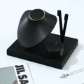 Elegante juego de soportes para joyas de cuero PU negro para collares y anillos - Diseño de una sola pieza / Negro Cepillado