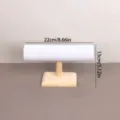 Detailweergave van een houten armbandhouder met één laag en luxe wit fluweel - Wit fluweel