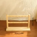 Gedetailleerde weergave van houten sieradenhouder, 30 cm breed en 19,5 cm hoog - 2 Lagen 12 Haken / Natuurlijke houtkleur