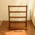 Detailweergave van massief houten oorbellenrekje met afmetingen 30 cm en 37,5 cm - 4 Layers 24 Hooks / Walnoot