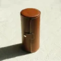 Custodia cilindrica in pelle marrone per orologi con bottone a pressione e cuciture bianche - 3 Scomparti / 20x9cm / Marrone