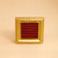 Goldener Schmuckständer im Vintage-Stil mit rotem Samt für Ringe und Schmuckpräsentation - Horizontal Gestreifter Stil / Burgunderrot