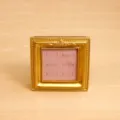Vintage goldener Schmuckständer im Bilderrahmenstil mit rosa Samtschlitzen für Ringe - 6-Slot Ring-Stil / Rosa