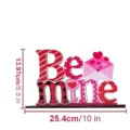 Targhetta da tavolo in legno di San Valentino con lettere Be mine e decoro busta rosa. - modello A