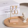 Vista detallada del soporte para pendientes de metal con base de madera y medidas - Organizador de Joyas en L con Base de Madera