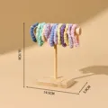Nahaufnahme Holz-Displayständer mit Maßen 16,1 cm Höhe und 14,5 cm Breite - 16.1x14.5x5.9cm / Naturholz Klein