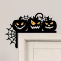 Dettaglio decorazione angolo porta ragnatela zucca di Halloween, accento spettrale. - 3 zucche