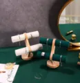 Elegante soporte para joyas de dos niveles en terciopelo y madera para relojes y pulseras. - Bambú 2 Niveles Arqueado Terciopelo Beige