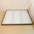 Professionelle 18-Fächer Holzbrillendisplay-Schale mit weichem weißem Innenfutter - 18 Slots Stil (Holzmaserung Brillen-Tablett 18 Slots-E-305) / 18 Gitter