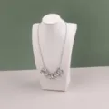 Vista dettagliata di un espositore per busto di collana in velluto beige in studio - Altezza 24cm / Cotone e lino