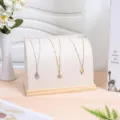 Eleganter Halskettenständer aus beigem Samt mit Massivholzsockel für Schmuck - Beige