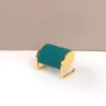 Elegante groenblauw fluwelen sieradendisplay met gouden metalen frame voor armbanden - Groen