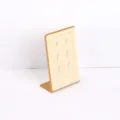 Elegante gouden L-vormige metalen sieradenstandaard met zes haken voor oorbellen en ringen - Beige