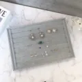 Elegante grijze fluwelen sieraden display lade voor ringen en oorbellen opberger - Ringentray met gleuven / 35x24x3 cm grijs fluweel