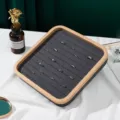 Bandeja de exhibición de joyas de bambú con ranuras de terciopelo gris para anillos - Cuadrado (104 Espacios) / Gris