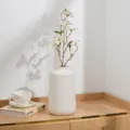 Künstliche Flieder Pflaumenblüte Blume mit weiße Keramikvase für Heimtextilien Tischfotografie Ornament - Weiß