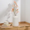 Décoration de vase de fleurs artificielles, pot en céramique blanche avec de fausses fleurs. - Orange
