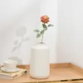 Kunstblume kurze Rose mit weiße Keramikvase für Tischdekoration und Fotorequisiten. - Vintage Mehrfarbig