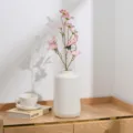 Künstliche Flieder Pflaumenblüte Blumenarrangements Detail, schöne Heimdeko Vase Requisite. - Rosa