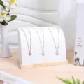Eleganter gebogener Halskettenständer aus weißem Samt mit einem Holzsockel - Weißes Leder