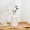 Künstliche kurze Zweig Rose Blume mit weißer Keramik Vase für Heimkeko Desktop Dekoration. - Hellviolett