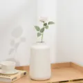 Künstliche weiße Rose in Keramikvase Detailansicht, ideale Tischdekoration und Fotorequisite. - Weiß