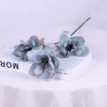 Künstliche 3-Kopf Pfingstrose Seidenblume für Heim-Hochzeitsdekor, blaugraues florales Gesteck. - Nebelblau