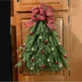 Decorazione per porta albero di Natale in rete artigianale con fiocco scozzese e palline. - Fiocchi a quadri - non luminosi / 50x40cm