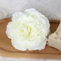 Witte kunstmatige pioenroos bloemkop voor huwelijksdecoratie en huiselijke bloemdisplay. - Wit