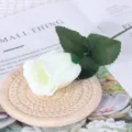 Künstliche weiße Rosen-Seidenblume, einzelner Zweig für Heimdekoration Fotografie. - Weiß