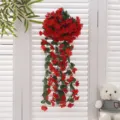 Vue détaillée de la vigne de fleurs suspendues rouges artificielles pour la décoration. - Rouge