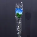 Einzelne künstliche blaue Rose mit transparenter Sternverpackung zum Valentinstag - Blau