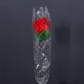 Einzelne künstliche rote Rose mit transparenter Sternchenfolie als Geschenk zum Valentinstag. - Rot