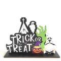 Dettaglio decorazione da scrivania di Halloween in legno con scritta trick or treat e gnomo. - Stile F / 19x14.5cm