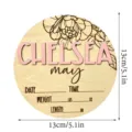 Vista detallada de la placa de nacimiento de madera personalizada con un grabado floral delicado. - Estilo A