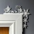 Primo piano di una decorazione per angolo porta con cervo e fiocchi di neve in legno bianco. - Cervo della foresta e fiocchi di neve