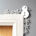 Vista dettagliata della decorazione per angolo porta con pupazzo di neve e fiocchi di neve. - Pupazzo di Neve e Fiocco