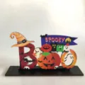 Dettaglio decorazione da tavola di Halloween in legno BOO con zucca e fantasma carino. - Stile P