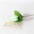 Einzelne künstliche Rosenknospe aus Seide, weiße Kunstblume für Heimdekoration und Hochzeiten. - Weiß