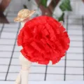 Rode kunstmatige anjer bloem stoffen ambacht met schattige mini houten pop voor huisdecoratie. - Rood